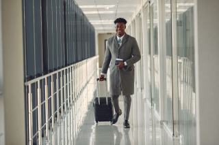 Un voyageur d'affaires vérifie son ESTA avant un déplacement professionnel aux États-Unis