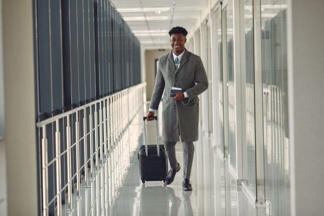 Préparer sa mission professionnelle américaine Un voyageur d'affaires vérifie son ESTA avant un déplacement professionnel aux États-Unis